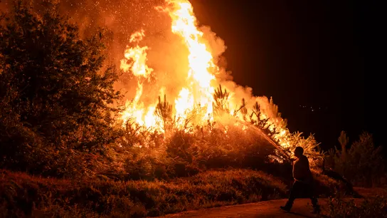 Un vecino colabora en las labores de extinción del incendio forestal en Carballeda de Avia (Ourense) Un vecino colabora en las labores de extinción del incendio forestal en Carballeda de Avia (Ourense)