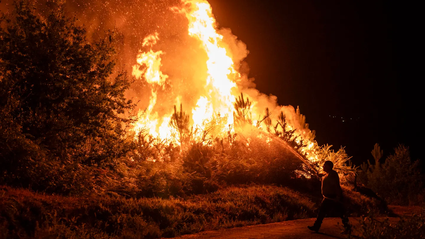 Un vecino colabora en las labores de extinción del incendio forestal en Carballeda de Avia (Ourense) Un vecino colabora en las labores de extinción del incendio forestal en Carballeda de Avia (Ourense)