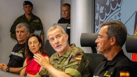 El rey Felipe VI, en la base militar de la UME junto a Margarita Robles El rey Felipe VI, en la base militar de la UME junto a Margarita Robles