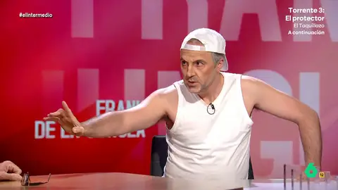 'Frank de la Jungla' se defiende en El Intermedio: "¿Sabéis quién cambia de versión constantemente? Pedro Sánchez" Raúl López se convertía en Frank de la Jungla para dar dos versiones simultáneas de sus polémicos mensajes en redes sociales. Sus 'argumentos', en este vídeo que ahora recupera en El Intermedio.