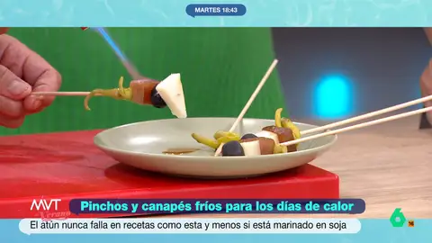 Pablo Ojeda enseña cómo elaborar tres pinchos para ser el anfitrión perfecto: las recetas paso a paso El nutricionista explica cómo preparar tres brochetas en las que combina los encurtidos con las conservas de pescado o los vegetales. Descubre cómo se preparan en el vídeo principal.