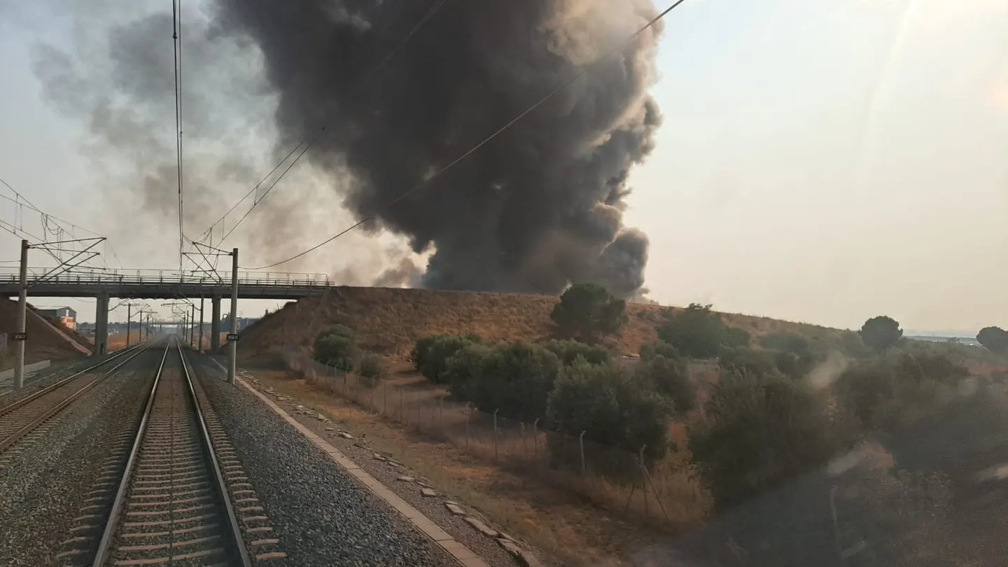 Suspendida la alta velocidad Madrid-Andalucía por un incendio en Yeles (Toledo) Suspendida la alta velocidad Madrid-Andalucía por un incendio en Yeles (Toledo)
