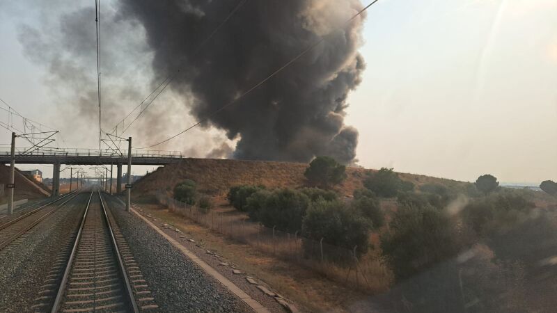 Suspendida la alta velocidad Madrid-Andalucía por un incendio en Yeles (Toledo)
