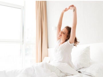 Mujer despertando feliz