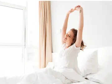 Mujer despertando feliz Mujer despertando feliz