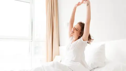 Mujer despertando feliz Mujer despertando feliz