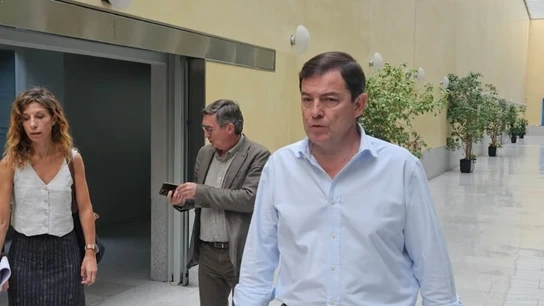 El presidente de la Junta, Alfonso Fernández Mañueco, atiende a los medios tras visitar el Centro Autonómico de Mando este martes. El presidente de la Junta, Alfonso Fernández Mañueco, atiende a los medios tras visitar el Centro Autonómico de Mando este martes.