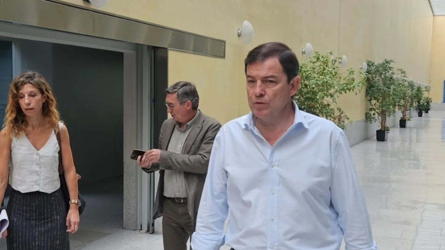 El presidente de la Junta, Alfonso Fernández Mañueco, atiende a los medios tras visitar el Centro Autonómico de Mando este martes. El presidente de la Junta, Alfonso Fernández Mañueco, atiende a los medios tras visitar el Centro Autonómico de Mando este martes.