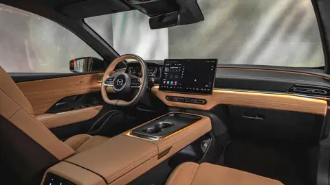 El diseño interior, aunque bonito y elegante, supone una traición a los ideales de la propia marca Mazda 6e