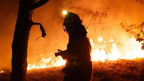 Imagen facilitada por el Ministerio de Defensa del incendio de Oímbra, Ourense. Imagen facilitada por el Ministerio de Defensa del incendio de Oímbra, Ourense.