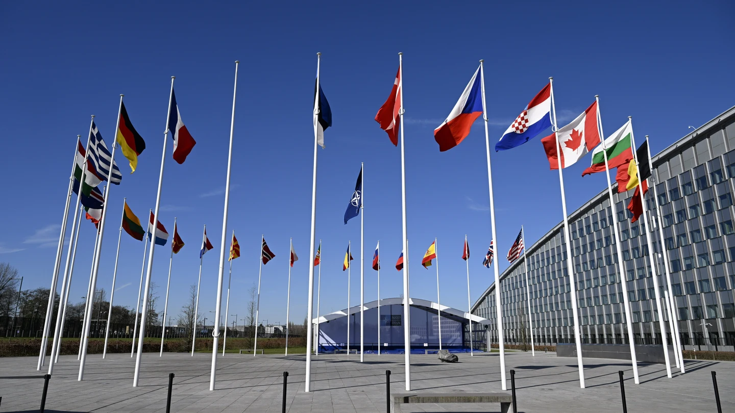 Banderas de los miembros de la OTAN en la sede en Bruselas. Banderas de los miembros de la OTAN en la sede en Bruselas.