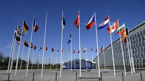 Banderas de los miembros de la OTAN en la sede en Bruselas. Banderas de los miembros de la OTAN en la sede en Bruselas.