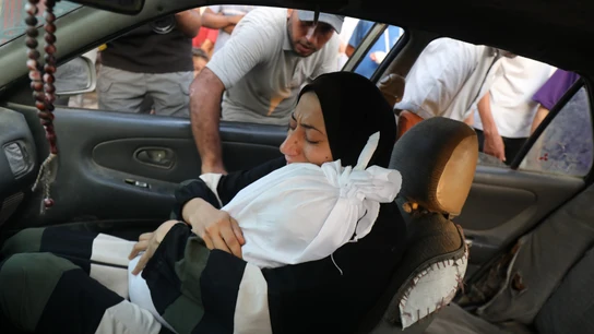 Una madre porta el cadáver de su hijo muerto por los ataques de Israel sobre Gaza. Una madre porta el cadáver de su hijo muerto por los ataques de Israel sobre Gaza.