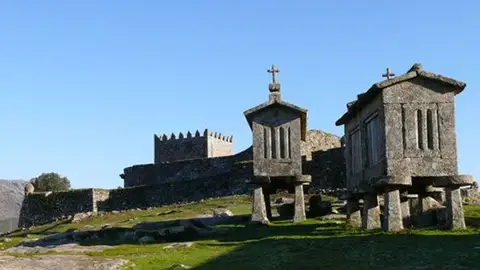 Hórreos en la región del Vinho Verde portugués (Miño) Hórreos en la región del Vinho Verde portugués (Miño)