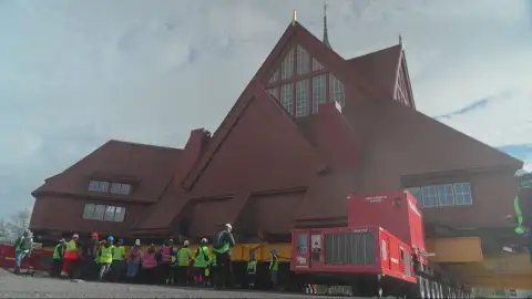 El insólito traslado de una iglesia de Suecia de más de 100 años: un viaje por carretera de cinco kilómetros para salvarse El insólito traslado de una iglesia de Suecia de más de 100 años: un viaje por carretera de cinco kilómetros para salvarse