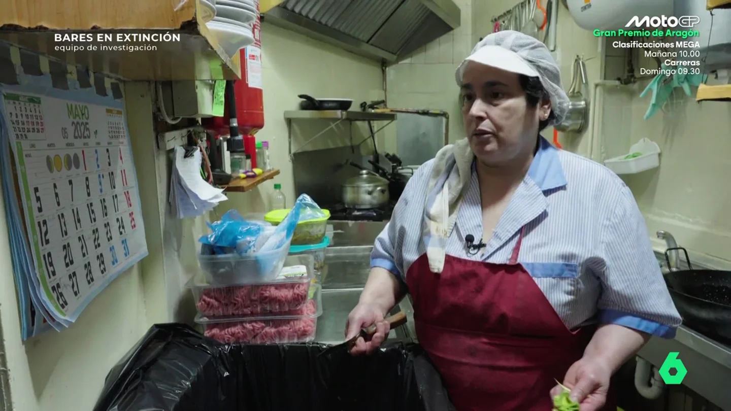 María, propietaria de un bar que sirve menús del día: "Es complicado mantener un empleado, los sueldos e impuestos te machacan" María, propietaria de un bar que sirve menús del día: "Es complicado mantener un empleado, los sueldos e impuestos te machacan"