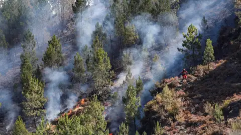 Humo procedente del fuego en la parroquia de Bendollo. Humo procedente del fuego en la parroquia de Bendollo.