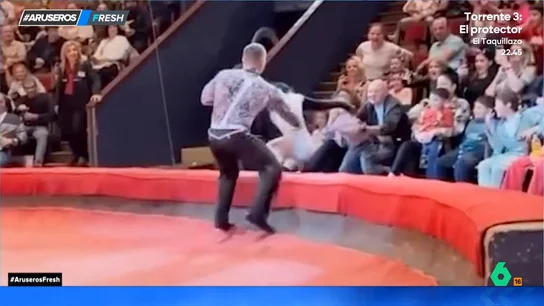 El impactante vídeo del mono que intenta secuestrar a un niño en el circo El impactante vídeo del mono que intenta secuestrar a un niño en el circo