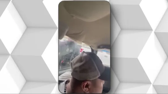 Rompiendo ventanillas y a tiros: nuevo capítulo de violencia desmedida de la policía antimigratoria de Trump Rompiendo ventanillas y a tiros: nuevo capítulo de violencia desmedida de la policía antimigratoria de Trump