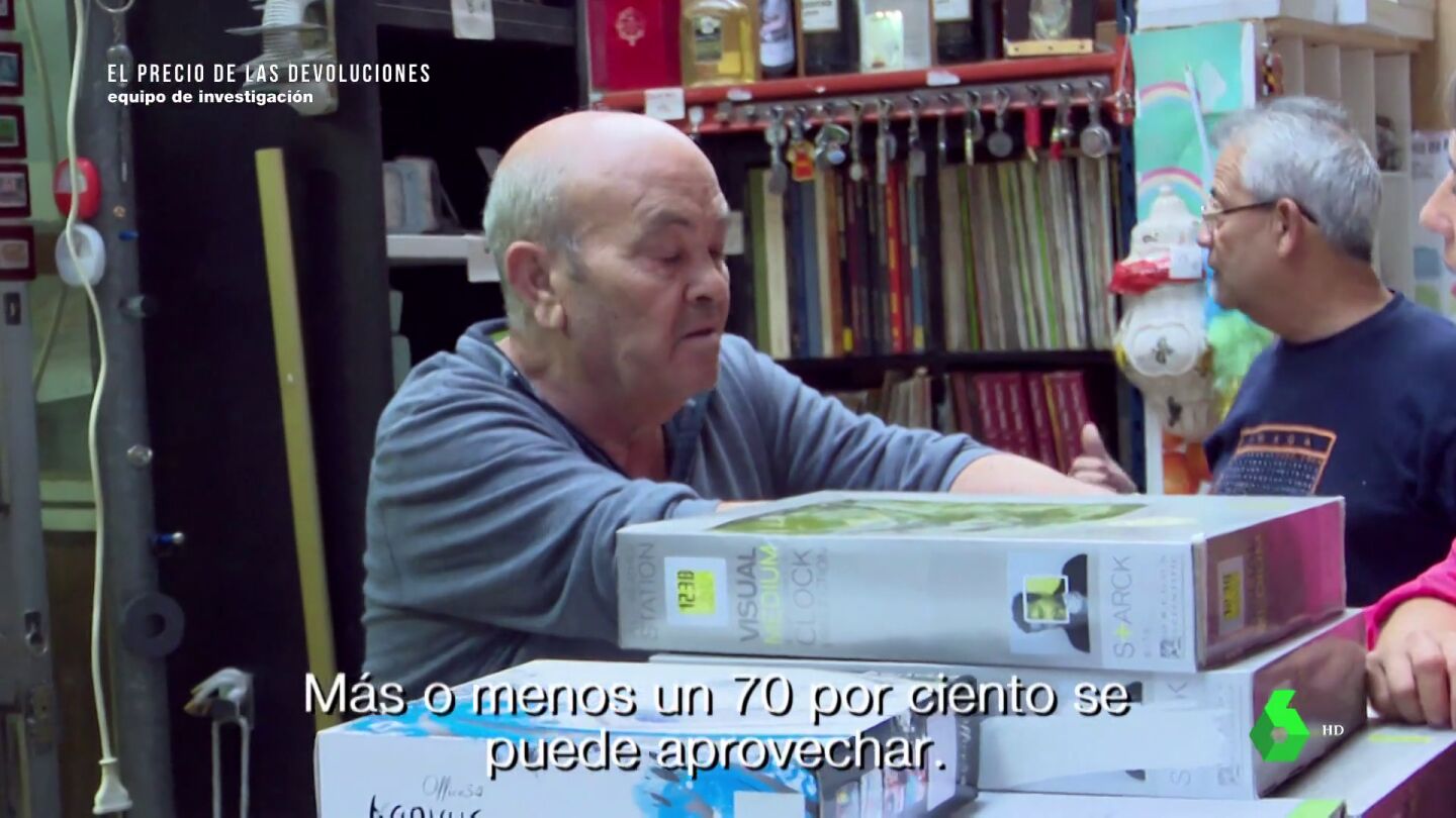 Un empresario que compra productos de Amazon devueltos y los vende en su tienda de segunda mano