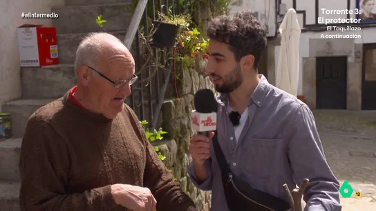 Celso, un vecino de Mogarraz, regala un palo a Isma Juárez: "Es bueno, con este le pegas a uno y..." El reportero visita el llamado 'pueblo de las mil caras'. En las fachadas de muchas de las casas de los municipios se pueden ver retratos de algunos de sus vecinos.