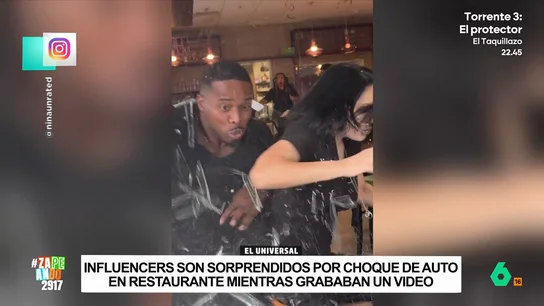 VÍDEO | El tremendo susto de dos influencers cuando un coche se empotra en el restaurante donde están comiendo: "¡Su ketchup!" Los vídeos de influencers que se graban comiendo en un restaurante ahora incluyen escenas de acción, como la que sufrieron dos de ellos en plena degustación. "A algunos se les ha ido la pinza con las smash burgers", reacciona Iñaki Urrutia.