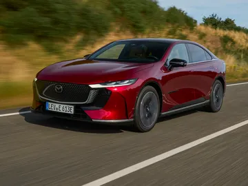 La belleza en las líneas del Mazda 6e es patente desde casi cualquier ángulo La belleza en las líneas del Mazda 6e es patente desde casi cualquier ángulo