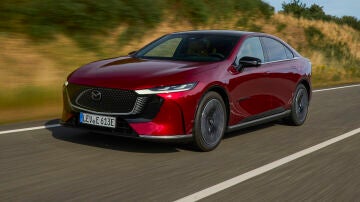 La belleza en las líneas del Mazda 6e es patente desde casi cualquier ángulo