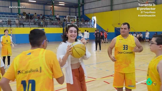 Inés Rodríguez descubre la iniciativa inclusiva 'Baloncesto sin límites': "Nuestra labor terminará cuando no llame la atención" En este vídeo, que ahora recupera El Intermedio, Inés Rodríguez visitaba una jornada de 'Baloncesto sin límites', una iniciativa pionera e inclusiva que hace accesible el baloncesto a personas con cualquier tipo de discapacidad.
