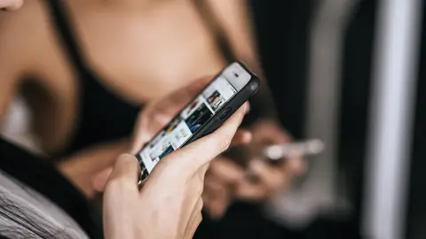 Imagen de una mujer mirando el móvil Imagen de una mujer mirando el móvil