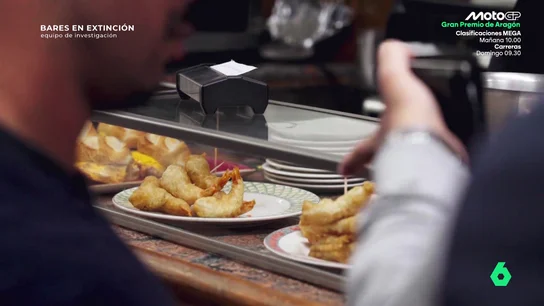 El enfado del dueño de un bar de pintxos tradicionales de Donosti: "Es difícil ver un bar en el que los padres se jubilen y los hijos sigan" El enfado del dueño de un bar de pintxos tradicionales de Donosti: "Es difícil ver un bar en el que los padres se jubilen y los hijos sigan"