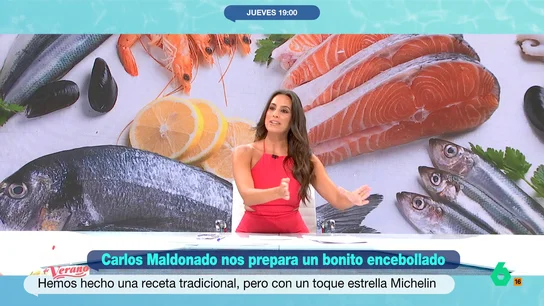 El divertido ‘dardo’ de Marina Valdés a María Lamela: “A ver si te ganas el suelo, que solo estás merendando” El chef Carlos Maldonado ha preparado bonito encebollado y María Lamela no ha dudado en llevar una ración de este plato para que lo prueben sus compañeros.