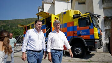 El presidente del Partido Popular, Alberto N&uacute;&ntilde;ez Feij&oacute;o (d), y el presidente de Castilla y Le&oacute;n, Alfonso Fern&aacute;ndez Ma&ntilde;ueco (i), durante su visita al Puesto de Mando Avanzado de Palacios del Sil de la Junta de Castilla y Le&oacute;n, a 15 de agosto de 2025
