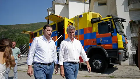 El presidente del Partido Popular, Alberto Núñez Feijóo (d), y el presidente de Castilla y León, Alfonso Fernández Mañueco (i), durante su visita al Puesto de Mando Avanzado de Palacios del Sil de la Junta de Castilla y León, a 15 de agosto de 2025 El presidente del Partido Popular, Alberto Núñez Feijóo (d), y el presidente de Castilla y León, Alfonso Fernández Mañueco (i), durante su visita al Puesto de Mando Avanzado de Palacios del Sil de la Junta de Castilla y León, a 15 de agosto de 2025
