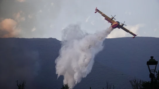 Un hidroavión trata de apagar el fuego, a 21 de agosto de 2025, en Anllarinos del Sil, León, Castilla y León (España). Un hidroavión trata de apagar el fuego, a 21 de agosto de 2025, en Anllarinos del Sil, León, Castilla y León (España).