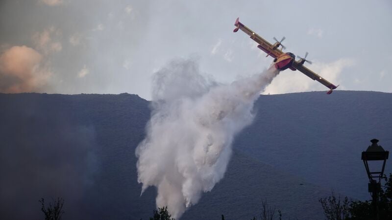 Un hidroavión trata de apagar el fuego, a 21 de agosto de 2025, en Anllarinos del Sil, León, Castilla y León (España).
