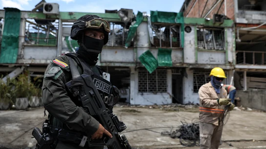 Un soldado custodia la zona de la base militar de Cali en la que ha explotado un coche bomba. Un soldado custodia la zona de la base militar de Cali en la que ha explotado un coche bomba.