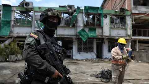 Un soldado custodia la zona de la base militar de Cali en la que ha explotado un coche bomba. Un soldado custodia la zona de la base militar de Cali en la que ha explotado un coche bomba.