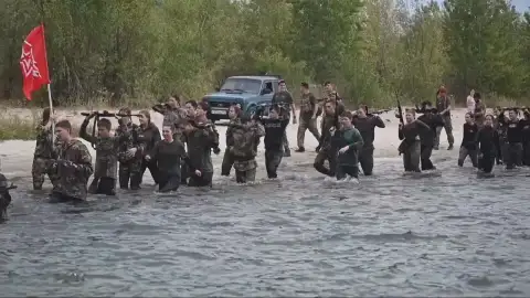 Rusia pone en marcha un programa de entrenamiento militar para niños de ocho años: "Lanzamos granadas y disparamos" Rusia pone en marcha un programa de entrenamiento militar para niños de ocho años: "Lanzamos granadas y disparamos"