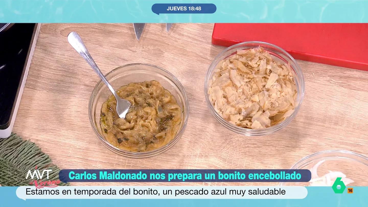 El chef Carlos Maldonado explica cómo se prepara la cebolla confitada: "Se debe hacer con mucho cariño" El cocinero ha preparado bonito encebollado en Más Vale Tarde y uno de sus ingredientes más importante es la cebolla confitada. No te pierdas el paso a paso de esta elaboración en el vídeo principal.