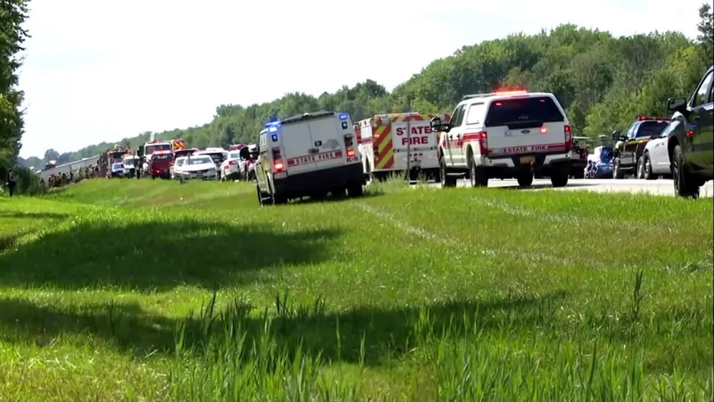 Equipos de emergencia en el lugar del accidente del autobús turístico en Pembroke, Nueva York.