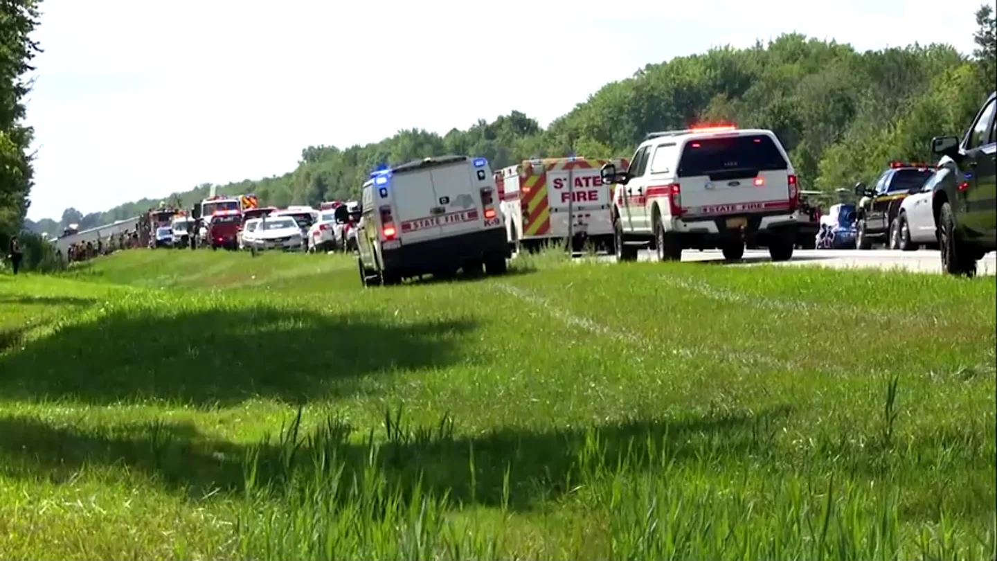 Equipos de emergencia en el lugar del accidente del autobús turístico en Pembroke, Nueva York. Equipos de emergencia en el lugar del accidente del autobús turístico en Pembroke, Nueva York.