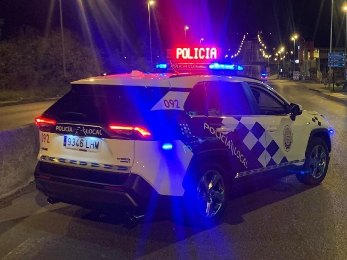 https://fotografias.lasexta.com/clipping/cmsimages01/2025/08/23/6FAFEF01-F987-4F37-ACA9-7687FB79362B/coche-policia-local-lugo_103.jpg?crop=800%2C600%2Cx0%2Cy25&format=webply&height=900&optimize=low&width=1200