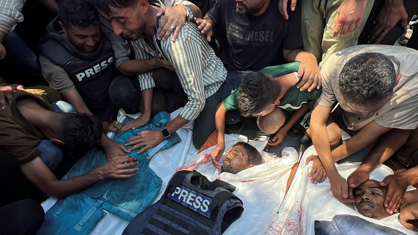 Los periodistas asesinados en los ataques israelíes contra el hospital Nasser. Los periodistas asesinados en los ataques israelíes contra el hospital Nasser.