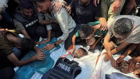 Los periodistas asesinados en los ataques israelíes contra el hospital Nasser. Los periodistas asesinados en los ataques israelíes contra el hospital Nasser.