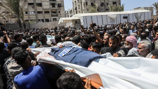 Palestinos llevando el cuerpo sin vida de un periodista asesinado por Israel en el hospital Nasser de Gaza Palestinos llevando el cuerpo sin vida de un periodista asesinado por Israel en el hospital Nasser de Gaza