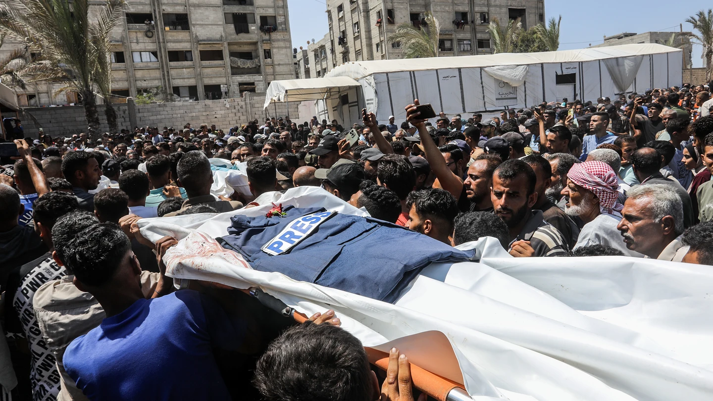 Palestinos llevando el cuerpo sin vida de un periodista asesinado por Israel en el hospital Nasser de Gaza Palestinos llevando el cuerpo sin vida de un periodista asesinado por Israel en el hospital Nasser de Gaza