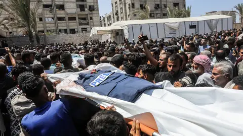 Palestinos llevando el cuerpo sin vida de un periodista asesinado por Israel en el hospital Nasser de Gaza Palestinos llevando el cuerpo sin vida de un periodista asesinado por Israel en el hospital Nasser de Gaza