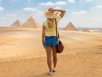 Chica joven de viaje por Egipto Chica joven de viaje por Egipto