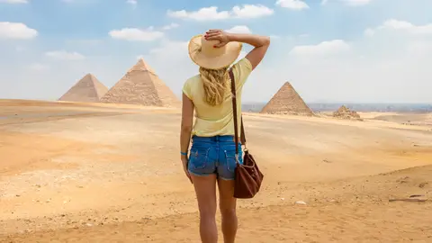 Chica joven de viaje por Egipto Chica joven de viaje por Egipto